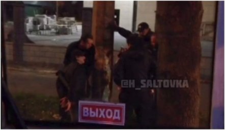 В Харькове агрессивный мужчина стучал в автобус гранатометом