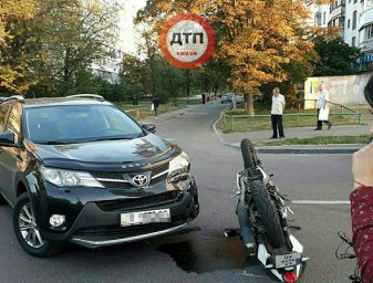 В Киеве столкнулись автомобиль и мотоцикл. Пострадала девушка-мотоциклистка