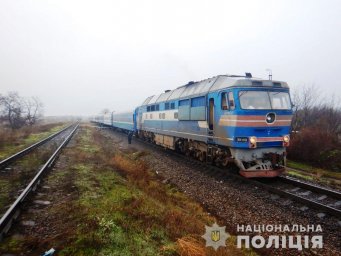 В Николаеве несовершеннолетняя девушка бросилась под поезд