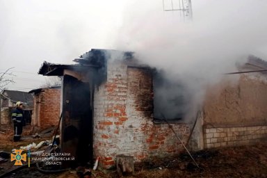 В Днепропетровской области при пожаре погибла пожилая женщина. Появилось видео