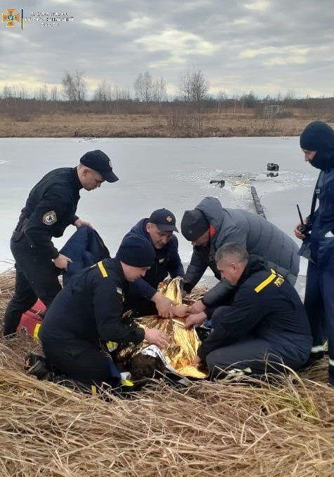 В Ивано-Франковской области спасли провалившегося под лед рыбака