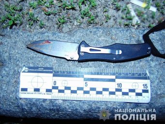 В Киеве мужчина напал на отдыхающих в сквере