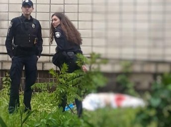 В Киеве из окна больницы выпала женщина