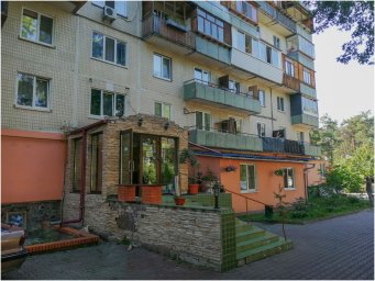 В Киеве, на улица Милютенко,  упав с балкона девятого этажа, разбился 4-летний мальчик