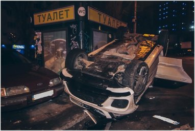 В Киеве внедорожник перевернулся и врезался в общественный туалет. Появилось видео