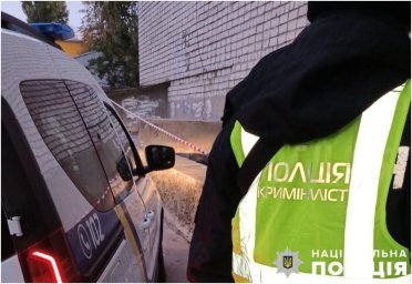 В Кременчуці чоловік випав з сьомого поверху та загинув. Поліція встановлює обставини