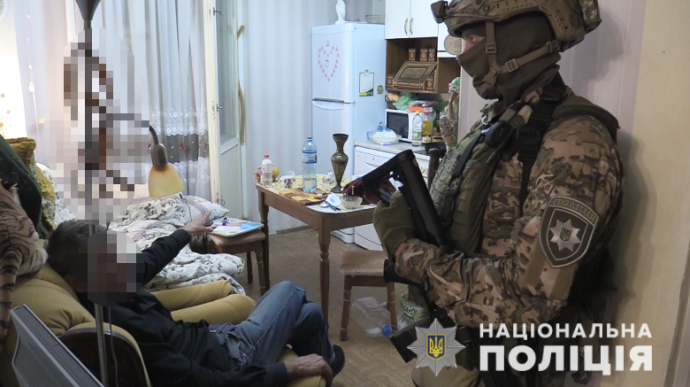 В Киеве мужчина держал женщину в заложниках. Появилось видео