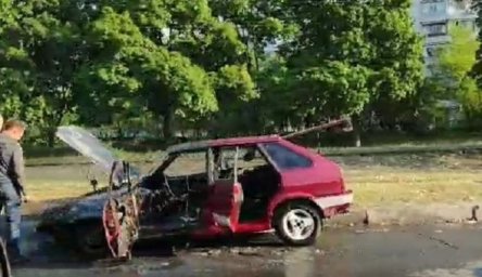 В Харькове загорелись авто и мотоцикл