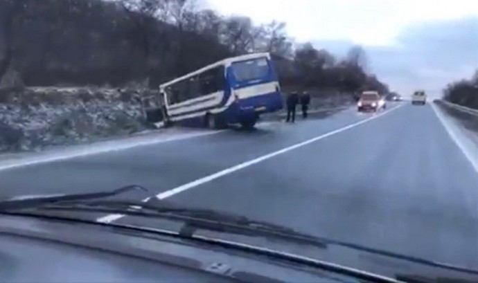В Львовской области в кювет съехала маршрутка