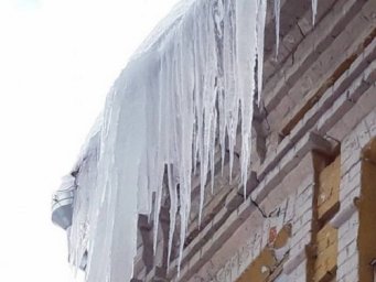 В Кременчуге упавшая сосулька серьезно травмировала подростка