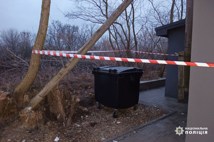 У селі Білоусівка жінка народила дитину, поклала у пакет і викинула його. З'явилося відео