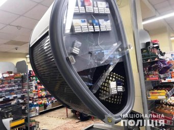 В Мариуполе мужчина с топором ворвался в супермаркет. Появилось видео