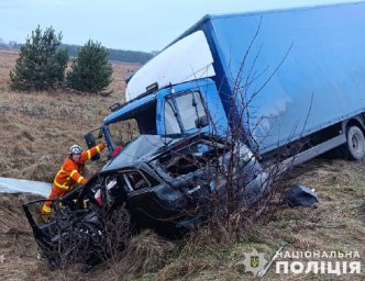 Поблизу села Корчин зіткнулися легковик з вантежівкою. Загинів водій і травмовані дві дитини
