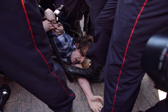 В Воронеже полицейские зверски избили футбольного болельщика. Видео