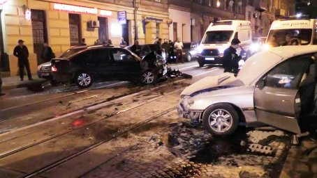 В ДТП во Львове пострадал мужчина. Появилось видео