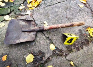 В Днепропетровской области мужчина избил знакомого лопатой