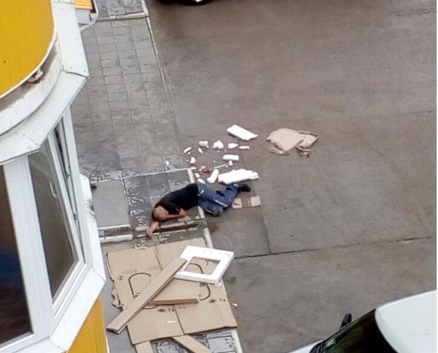 В Чернигове мужчина выпал из окна многоэтажки. Появилось эксклюзивное фото