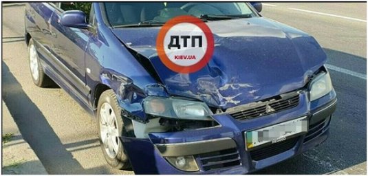В Киеве легковой автомобиль влетел под КамАЗ
