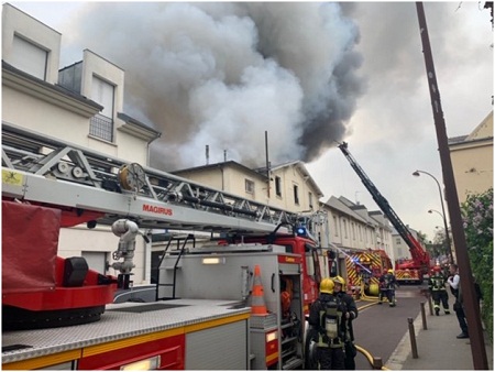 В Париже горит резиденция французских королей Версаль. Появилось видео