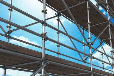 Во Львове мужчина упал со строительных лесов