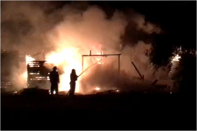 Ночью в Киеве на берегу озера Небреж сгорело кафе. Появилось видео