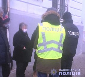 В Киеве мужчина снимал деньги с банковских счетов граждан