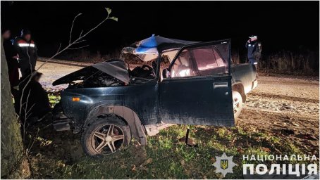У селі Верни авто в’їхало в дерево – одна особа загинула, ще троє травмовані
