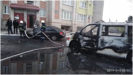 В Червонограде мужчина получил ожоги, пытаясь откатить горящий автомобиль