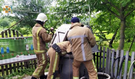 В Киевской области из колодца спасли мужчину