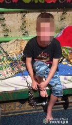 В Кривом Роге мужчина посадил ребенка на цепь