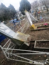 В Запорожской области мужчина надругался над двадцатью могилами. Появилось видео