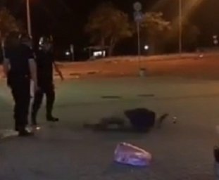 В Запорожье охрана супермаркета ногами избила покупателя