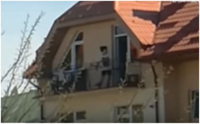 В Ужгороде мужчина с балкона метал ножи в прохожих. Появилось видео