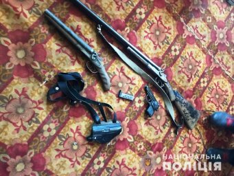 В Днепропетровской области у мужчины изъяли оружие и наркотики В Днепропетровской области у мужчины изъяли оружие и наркотики
