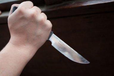 В Киеве мужчина ударил знакомого ножом