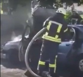 В Киеве на проспекте Правды горел автомобиль. Появилось видео
