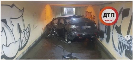 В Киеве в подземный переход въехал автомобиль и залил всё бензином