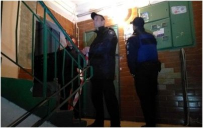 В Киеве неизвестный стрелял в мужчину в подъезде. Мужчина в больнице