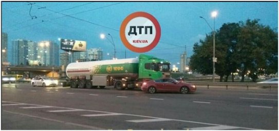 В Киеве на Одесской трассе произошло ДТП с автомобилем и бензовозом