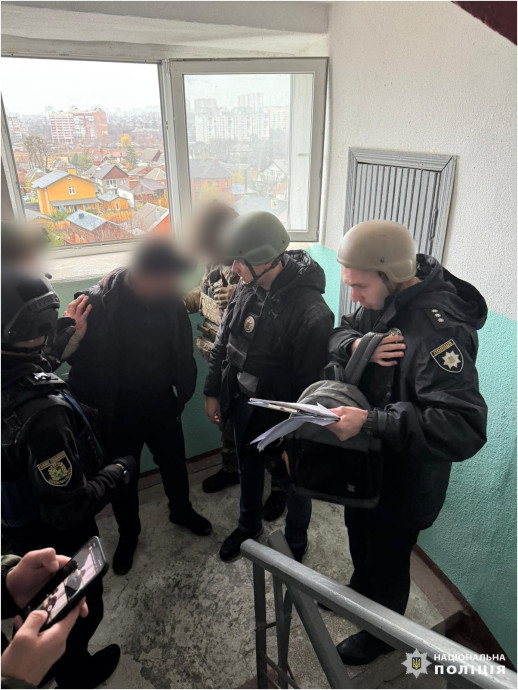 У Харкові чоловік погрожував працівникам поліції зброєю. З’явилося відео