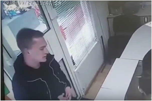 В Киеве среди бела дня ограбили кредитное учреждение. Появилось видео