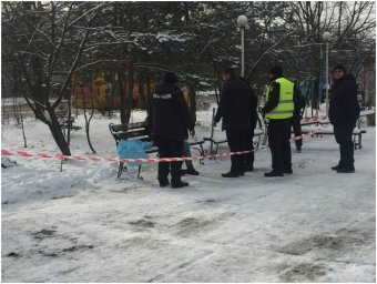 Во Львове на скамейке умер мужчина. Появилось видео
