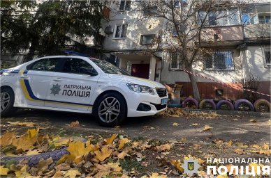 В Кременчуці чоловік випав з 5-го поверху. Поліція встановлюює обставини