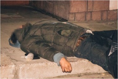 В Киеве перед детской больницей найден труп мужчины, рядом с которым был пустой кошелек