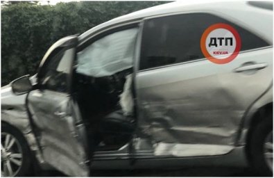 В Киеве из-за столкновения автомобиль вылетел на тротуар