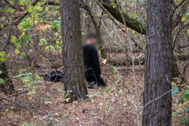 В Киеве в лесу 19-летнего парня нашли повешенным. Появилось видео