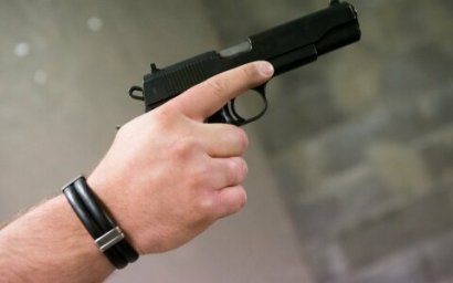 В Бродах мужчина угрожал прохожим оружием