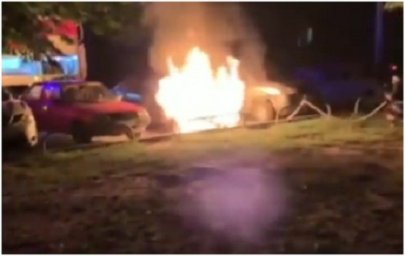 В Харькове на улице Героев Труда сгорел автомобиль. Появилось видео