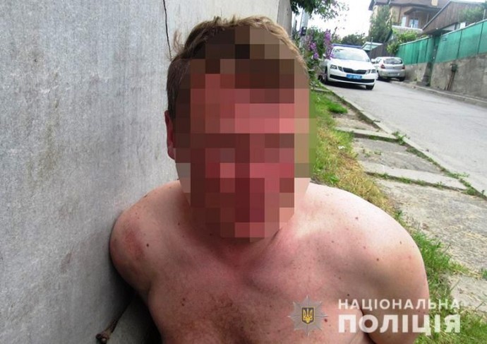 В Киеве мужчина напал на пожилую женщину