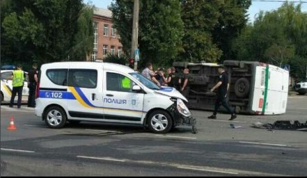 В Полтаве опрокинулся инкассаторский автомобиль. Появилось видео